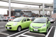 日産マーチ & ホンダ フィット・ハイブリッド PA風景