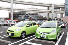 日産マーチ ＆ ホンダ フィット・ハイブリッド PA風景