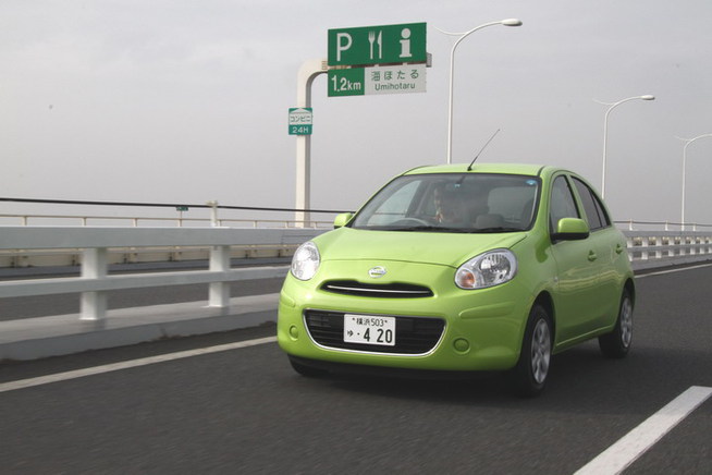 日産マーチ 走行風景