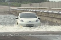 ボンネットまで水が漬かる700mmの冠水実験シーン