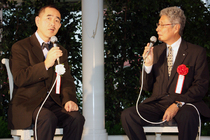 東京都小笠原村 森下 一男 村長(右)とトークセッションを展開する料理評論家の山本 益博氏(左)