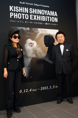 12月3日にAudi Forum Tokyoで行われたレセプション・パーティ会場に現れたオノ・ヨーコ氏と写真家の篠山 紀信氏