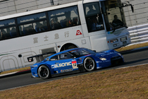 「NISMO FESTIVAL at FUJI SPEEDWAY 2010」　レースマシンの練習走行シーンを並走するバスから間近で見られる夢の企画「サーキットサファリ」は今年も開催