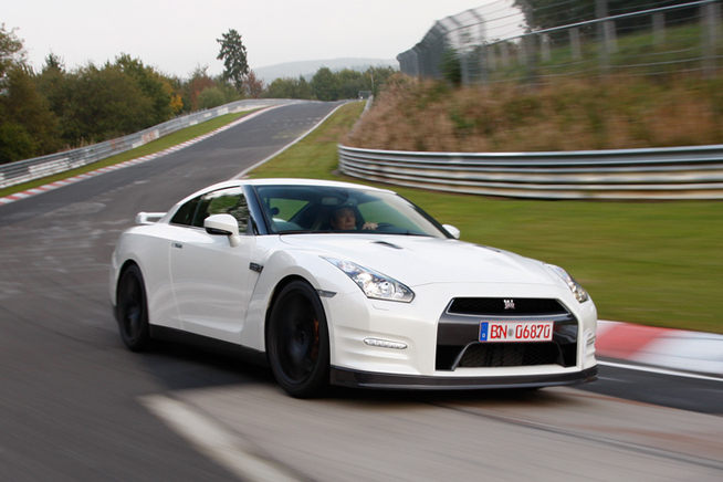 ニュルブルクリンクを疾走する日産 GT-R[Photo：日産自動車]