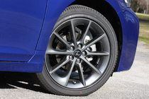 レクサス CT200h "F SPORT"　215/45R17タイヤ＆"F SPORT"専用アルミホイール　画像