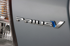 トヨタ 新型 ハイブリッドワゴン「Prius v(プリウス・ブイ)」[北米仕様車]　エンブレム　画像