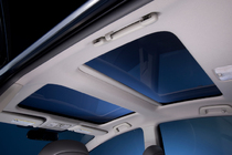 トヨタ 新型 ハイブリッドワゴン「Prius v(プリウス・ブイ)」[北米仕様車]　樹脂製大型パノラマルーフ　室内　画像