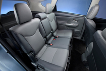 トヨタ 新型 ハイブリッドワゴン「Prius v(プリウス・ブイ)」[北米仕様車]　後席　画像