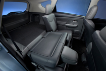 トヨタ 新型 ハイブリッドワゴン「Prius v(プリウス・ブイ)」[北米仕様車]　後席　ラゲッジルーム　画像