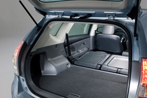 トヨタ 新型 ハイブリッドワゴン「Prius v(プリウス・ブイ)」[北米仕様車]　荷室　画像