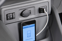 トヨタ 新型 ハイブリッドワゴン「Prius v(プリウス・ブイ)」[北米仕様車]　USB　iPod　画像