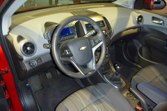 GM シボレー 新型コンパクトカー「ソニック」[2011年デトロイトモーターショー会場にて]　インテリア　画像