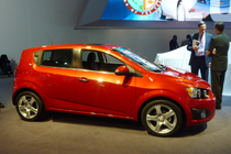 GM シボレー 新型コンパクトカー「ソニック」[2011年デトロイトモーターショー会場にて]　サイドビュー　画像