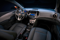 GM シボレー 新型コンパクトカー「ソニック」　内装　インパネ周り　画像