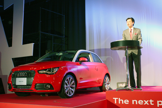 アウディ ジャパンの大喜多 寛 代表取締役社長と、1月11日に発表された新型車「Audi A1」[報...