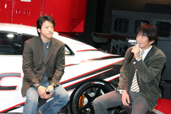 日産 GT-R プロダクションレースカー「NISSAN NISMO GT-R RC」の開発をまとめた岡村潤平 NISMO 商品開発部 ゼネラル・マネージャーと、テストを実施したレーサーの影山 正美 選手　画像