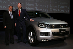 VW 新型 トゥアレグ ハイブリッド開発責任者のドイツ・フォルクスワーゲンAG　Dr. ヨーヘン ボーレ氏(右)と、フォルクスワーゲン グループ ジャパン　ゲラシモス ドリザス社長