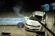 平成22年度自動車アセスメント[JNCAP] 側面衝突試験の模様[車両：フォルクスワーゲン ポロ] 　画像2