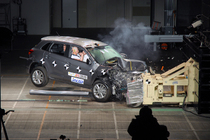 平成22年度自動車アセスメント[JNCAP] オフセット前面衝突試験の模様[車両：三菱 RVR]　画像2 