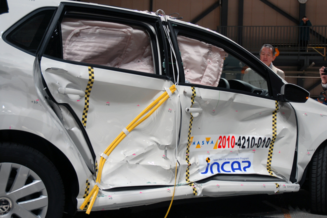 平成22年度自動車アセスメント[JNCAP] 側面衝突試験の模様[車両：フォルクスワーゲン ポロ] 　画像8