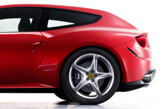 「フェラーリ FF(Ferrari Four)」　リアエンド　シューティングブレーク　画像