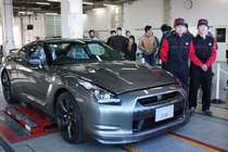 日産 GT-R 認定中古車　日産ハイパフォーマンスセンター(NHPC)　スタッフ[日産 GT-R認定中古車のフラッグシップ店「カーミナル東京」にて]