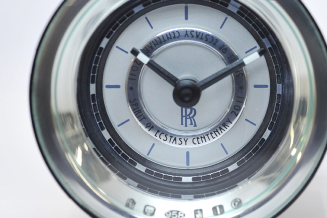 ロールスロイス ファントムの限定車"スピリット・オブ・エクスタシー"誕生100周年記念モデル　ブリタニアシルバーで縁どられたアナログ式時計