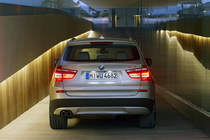 新型 BMW X3 リヤ ライト点灯 画像