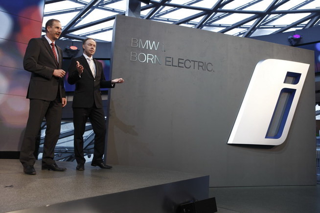 新ブランド「BMW i」の立ち上げを発表するBMW AG取締役のクラウス・ドレーガー博士とイアン・ロ...