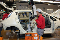 日産 電気自動車「リーフ」　充電器搭載エリア　追浜工場　生産ライン　画像