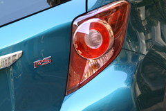 トヨタ 新型 ヴィッツ RS エンブレム 画像