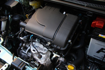 トヨタ 新型 ヴィッツ RS 1.5リッター エンジン 画像