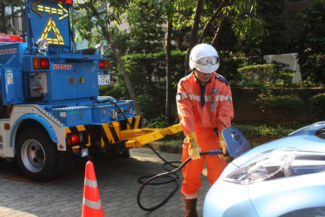 電気自動車の電池切れ、もしもの時にJAF充電機能付きロードサービスカーが救援 　航続距離の短い電気自...