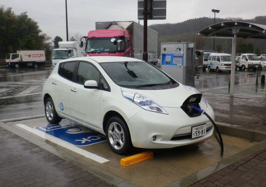 電欠にならないよう早めの充電が基本です 　日産自動車とJAFが充電機能付きロードサービスカーの実証運...