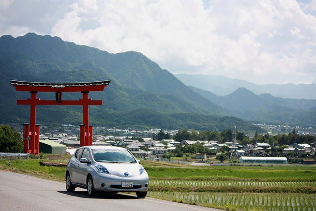 空気の綺麗な信州で排ガスゼロのリーフ リーフのスタイルはカッコいい！？ 　「日産リーフのある生活」が...