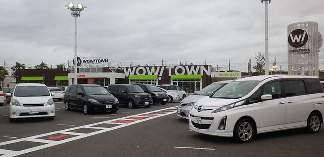 新しい業態の中古車販売店としてオープンしたWOW/TOWN これまでにない展示と売り方でユーザーのク...