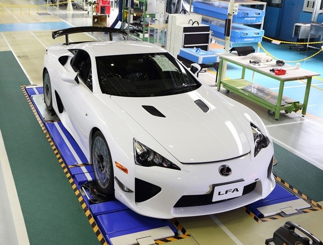 日産GT-Rより0-100km/h加速は遅いが、カーボン技術を駆使した250kgも軽量なボディをもつ...