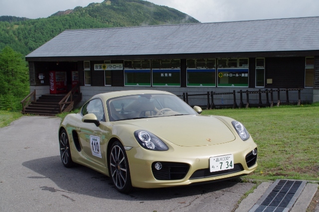 標高約2000mの高原にたたずむスポーツカー（写真はポルシェ ケイマンS）。絵になります。 標高20...