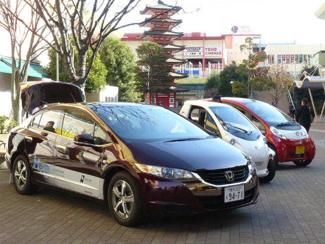   勢ぞろいした神奈川県が現在使用しているエコカー。手前の燃料電池車を始め各所でPR活動に...