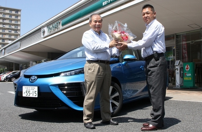   東京トヨペットカーテラス深川店加藤店長から、納車の花束贈呈。こちらのお店ではミライの納...