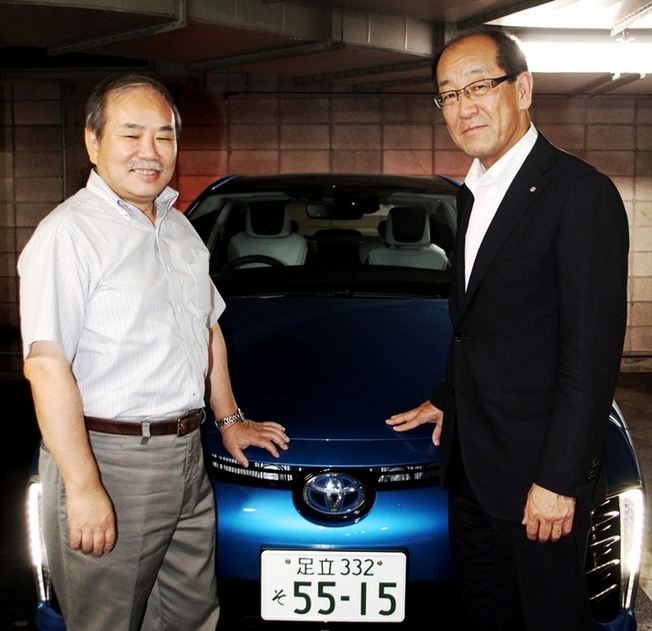 向かって右：田中義和チーフエンジニア　左：自動車評論家 松下 宏 苦労だらけの開発。なんとか形にした...