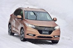 ホンダ 4wd車雪上レポート Part 1 一部改良されたばかりのヴェゼル ヴェゼルrsの実力をチェックする レビュー Corism