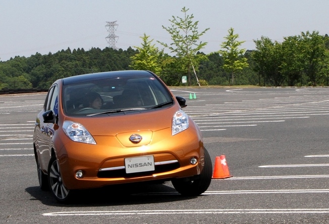   日産リーフF試乗記・評価の目次   これがCMで噂のスーパー電気自動車「リー...