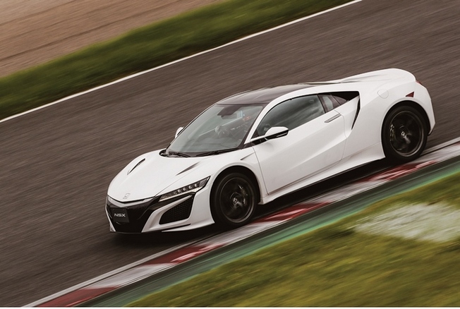 ついに登場した新型NSX！ 先代より130㎜もワイドになり全幅1,940㎜に！ 　ホンダは、スーパー...