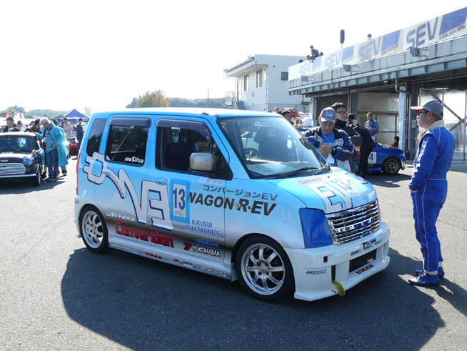 パドックで準備するカスタムEV。相当な勢いで進化し続けている。 カスタムも市販車も、カートだって走っ...