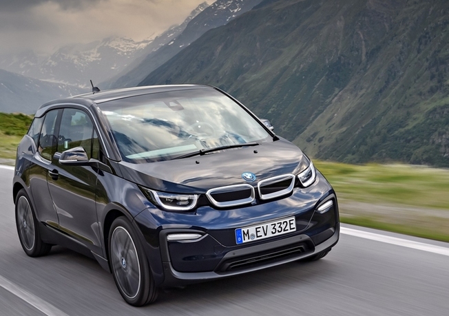 BMW i3試乗記と評価の目次 電動化時代の試金石ともいえるEVがBMW i3だ 主に外観デザインの...