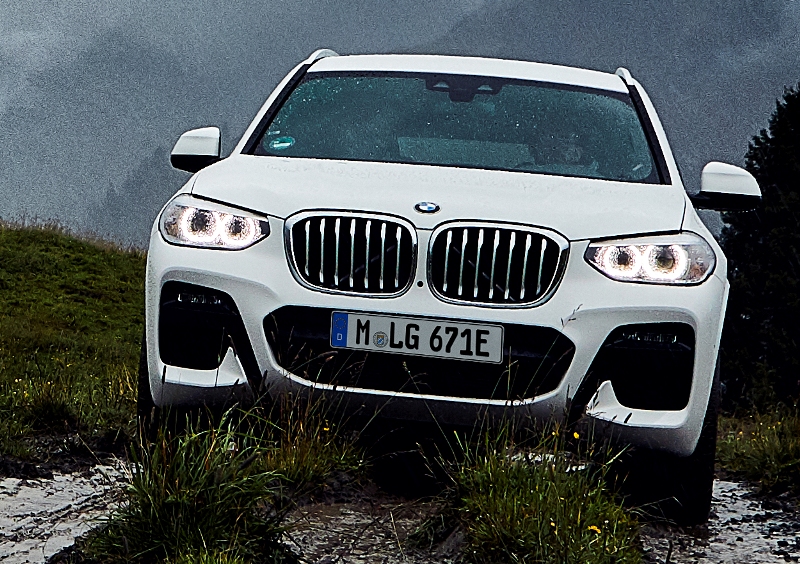   X3に初のPHEVが登場 BMWはミドルクラスのSUV(BMWはSAVと呼ぶ)として、...