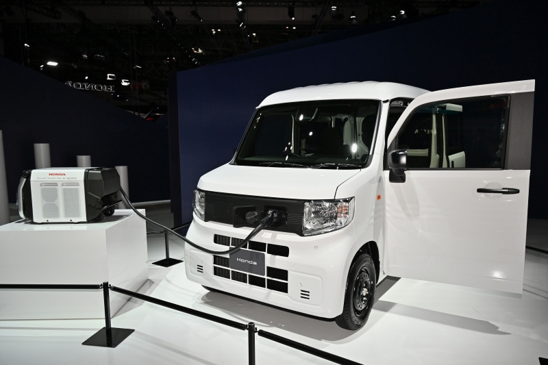 2024年春発売のEVバンがN-VAN e:   ホンダブースの端に置かれていたのが、20...