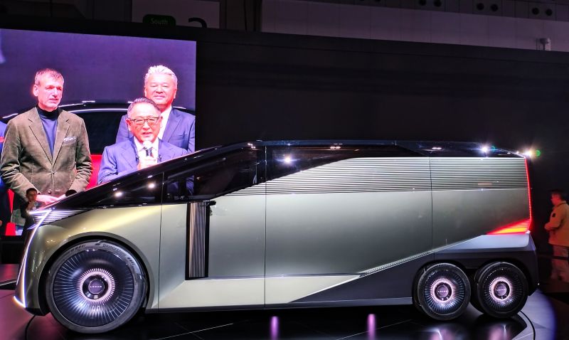 レクサスLSコンセプト サイドビュー