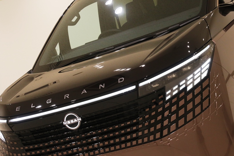 新型日産エルグランド E53型 フロントアップ